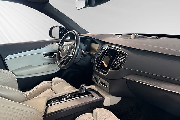 Volvo XC90 10 of 30