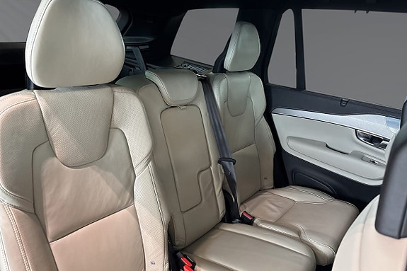 Volvo XC90 11 of 30
