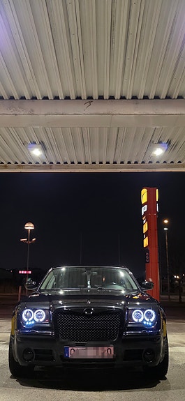 Chrysler 300C 2 of 5