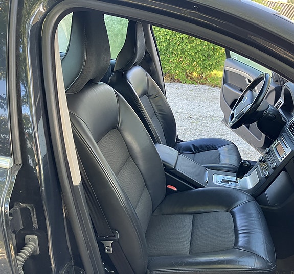 Volvo V70 3 of 8