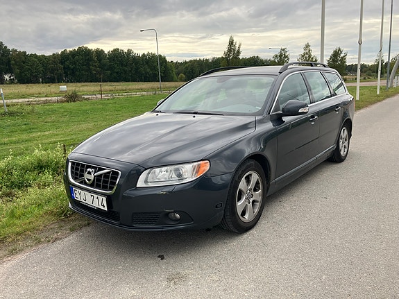 Volvo V70 2 of 8