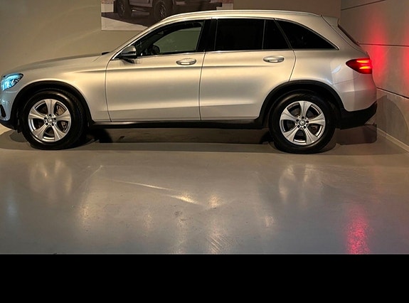 Mercedes-Benz GLC220 d 2 of 2