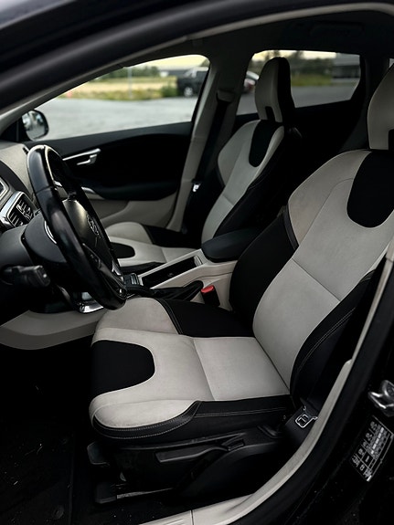 Volvo V40 Cross Country 3 of 5