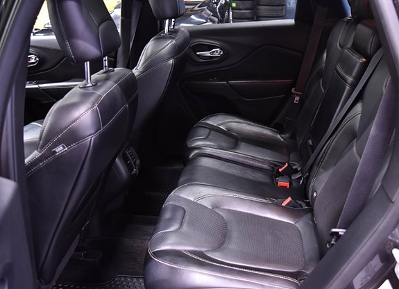 Jeep Cherokee 15 of 16