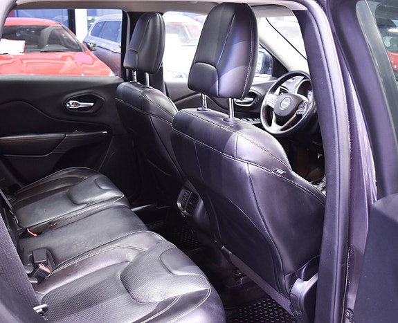 Jeep Cherokee 14 of 16
