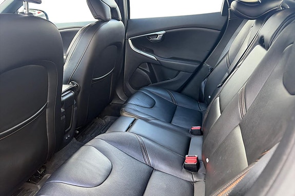 Volvo V40 Cross Country 13 of 21
