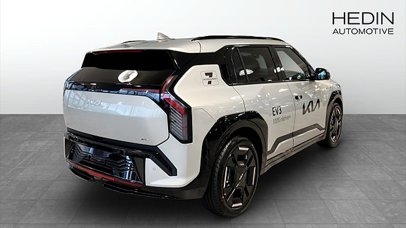 Kia EV3 2 of 11