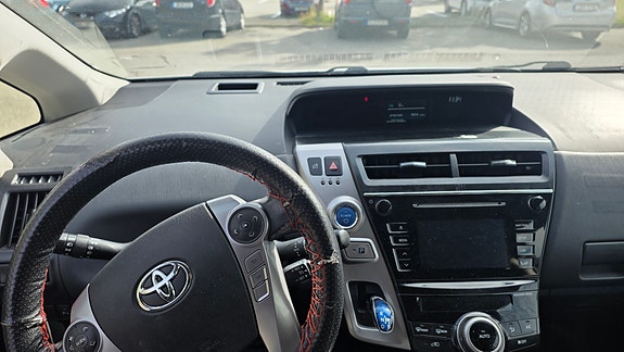 Toyota Prius+ 4 of 5