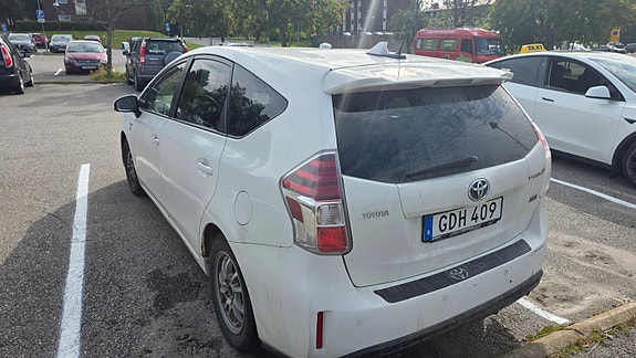 Toyota Prius+ 2 of 5