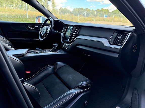 Volvo XC60 3 of 16
