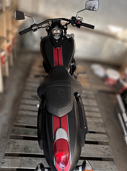 Kawasaki Vulcan 900 Custom 2 of 3