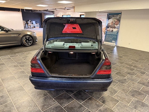Mercedes-Benz C180 7 of 10
