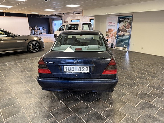 Mercedes-Benz C180 5 of 10