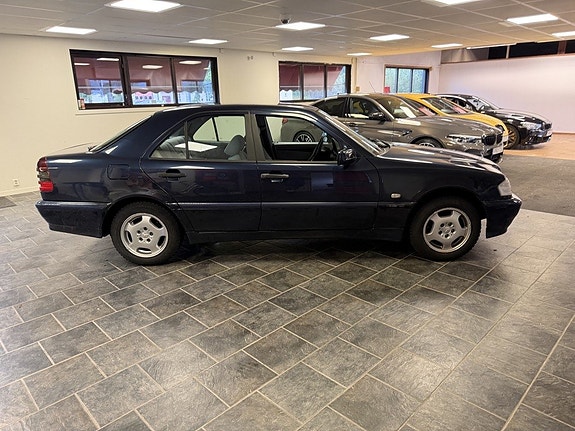 Mercedes-Benz C180 3 of 10