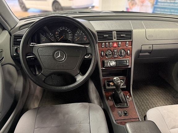 Mercedes-Benz C180 8 of 10