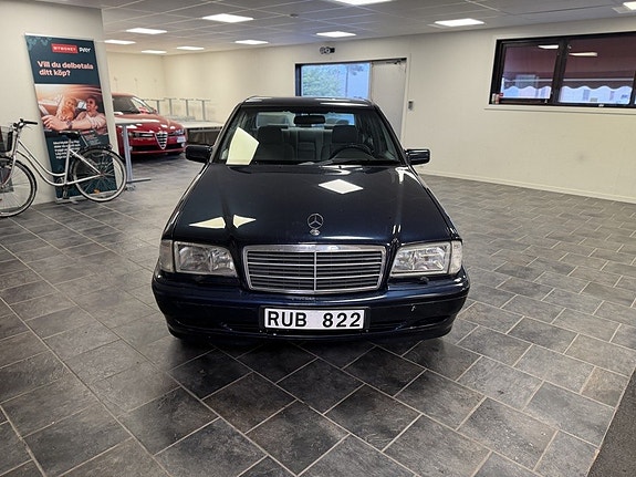 Mercedes-Benz C180 2 of 10