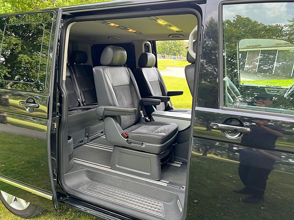 Volkswagen Multivan 7 of 15