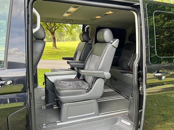 Volkswagen Multivan 8 of 15