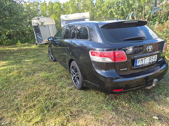 Toyota Avensis 2 of 8