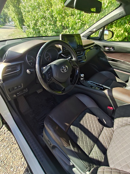 Toyota C-HR 5 of 8