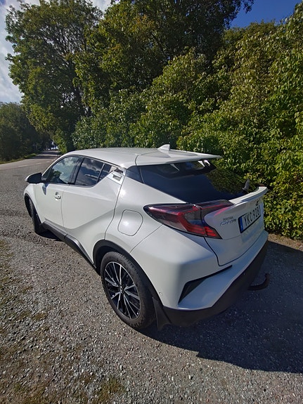 Toyota C-HR 2 of 8