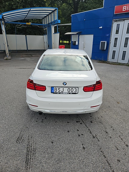 BMW 318d 4 of 12