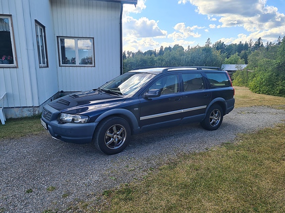 Volvo XC70 2 of 3
