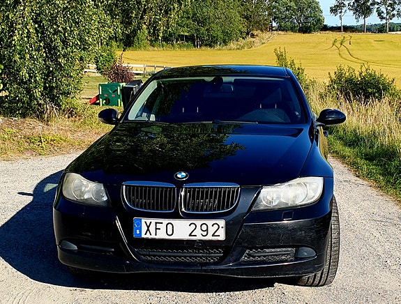 BMW 320i 3 of 8