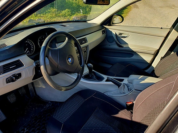 BMW 320i 5 of 8