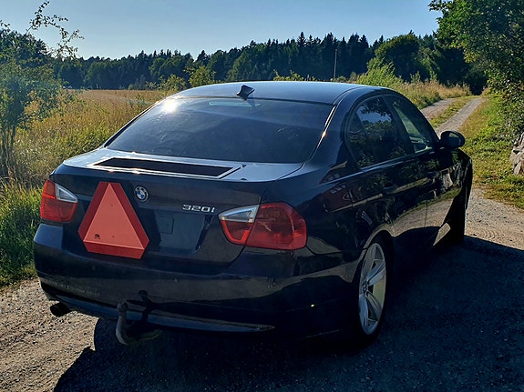 BMW 320i 4 of 8