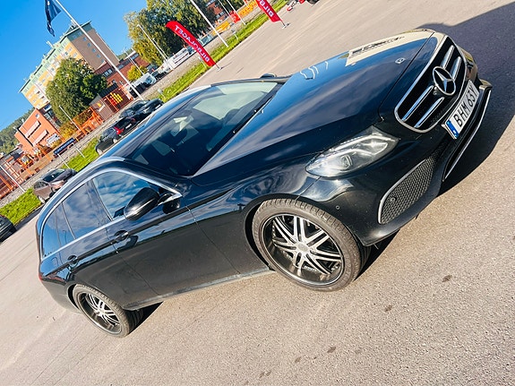 Mercedes-Benz E220 2 of 8