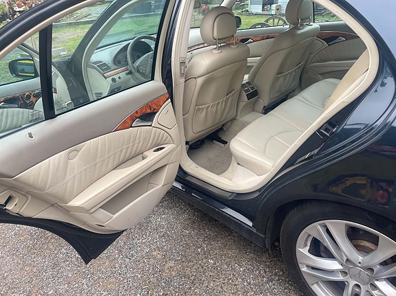 Mercedes-Benz E350 6 of 9