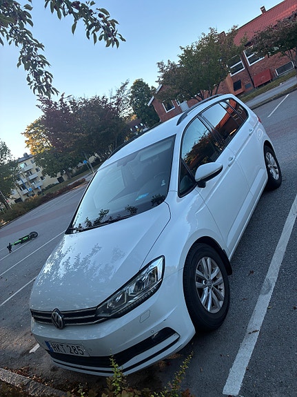 Volkswagen Touran 3 of 9
