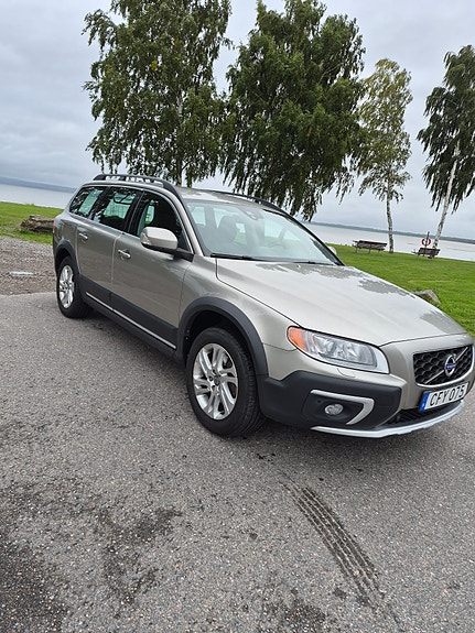Volvo XC70 2 of 8