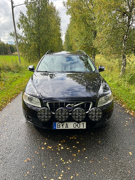 Volvo V70 2 of 10