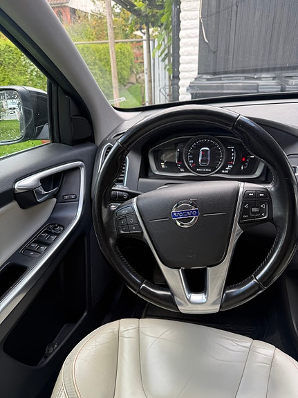 Volvo XC60 2 of 3