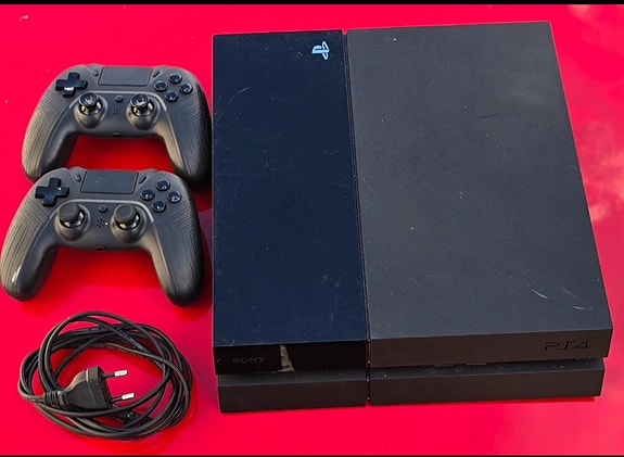 Sony Playstation 4 med 2 kontroller