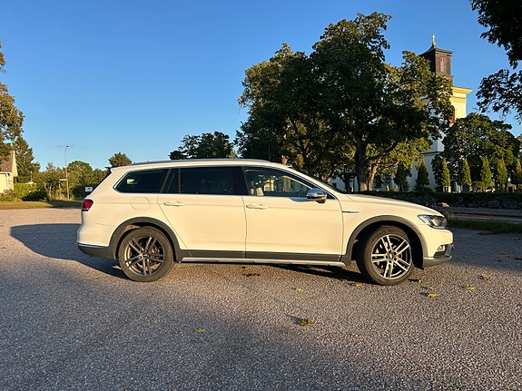 Volkswagen Passat Alltrack 3 of 7