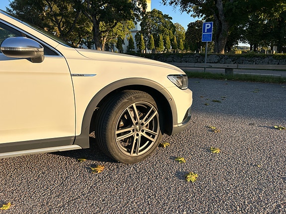 Volkswagen Passat Alltrack 4 of 7