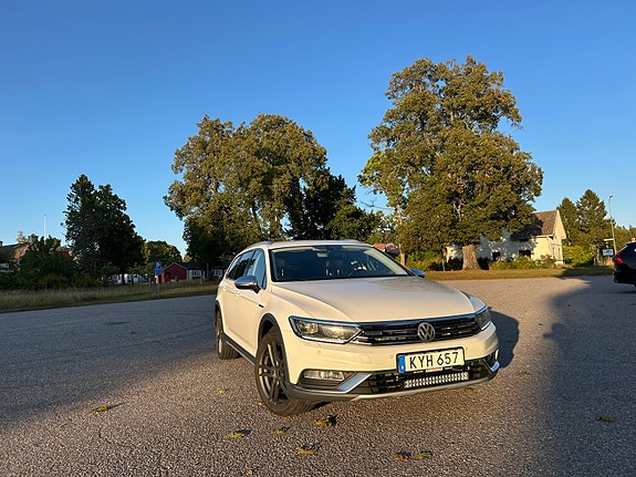 Volkswagen Passat Alltrack 2 of 7