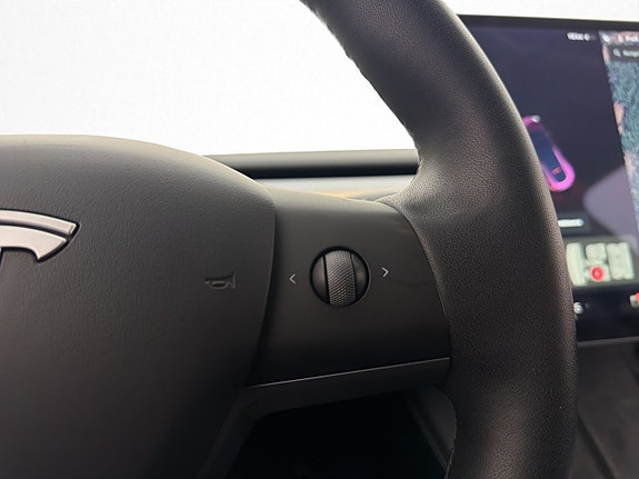 Tesla Model Y 24 of 30