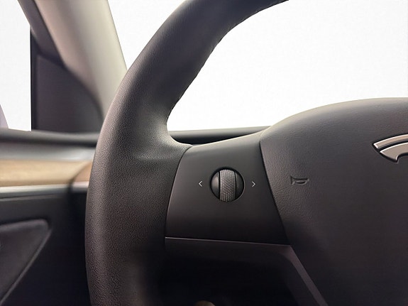 Tesla Model Y 25 of 30