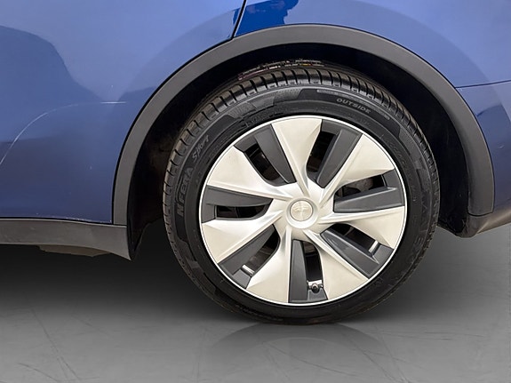 Tesla Model Y 28 of 30