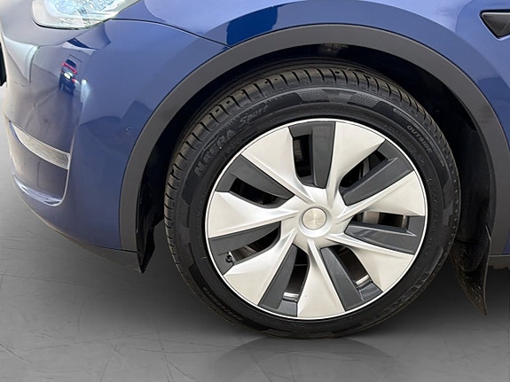 Tesla Model Y 27 of 30