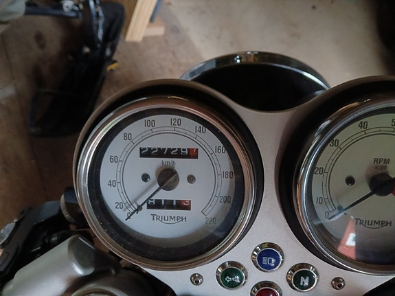 Triumph Thruxton 900 5 of 7