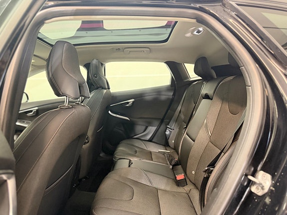 Volvo V40 Cross Country 13 of 20