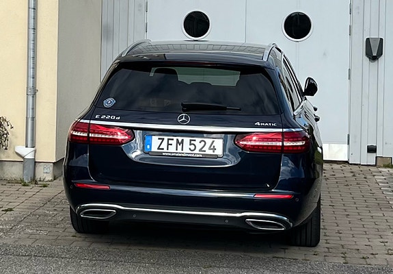 Mercedes-Benz E220 2 of 7