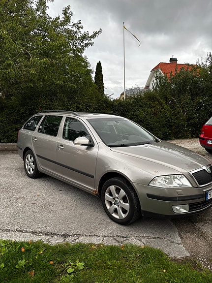 Skoda Octavia 2 of 8