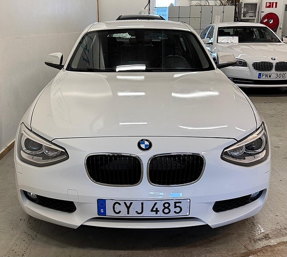 BMW 118d 2 of 17
