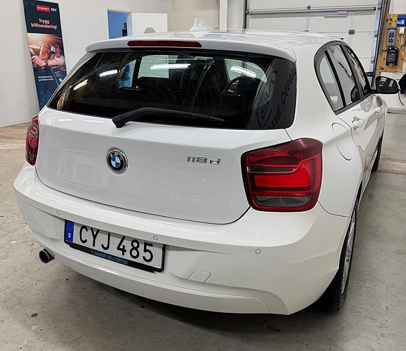 BMW 118d 7 of 17